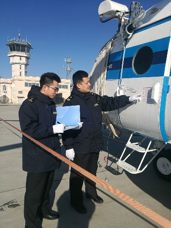 满洲里海关首次监管�?属地申报,口岸验放�?模式引进的MI-171直升�?jpg